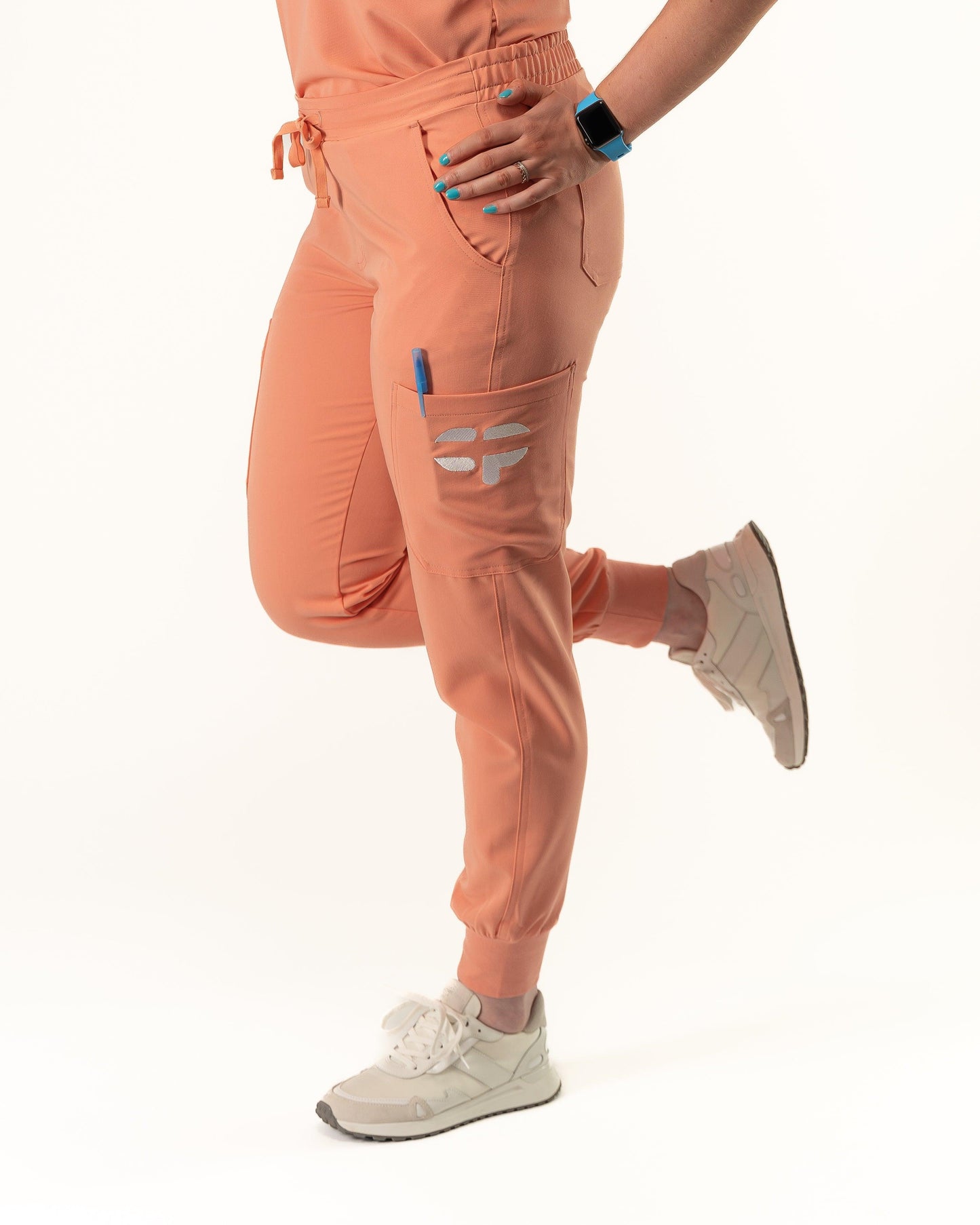 Pantalon d'uniforme style jogger, rose, Coupe sportive et ajustée